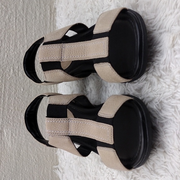 Clarks Artisan Natural Leather Elastic T-Strap Open Toe Low Heel Slingback Shoe - Picture 2 of 16